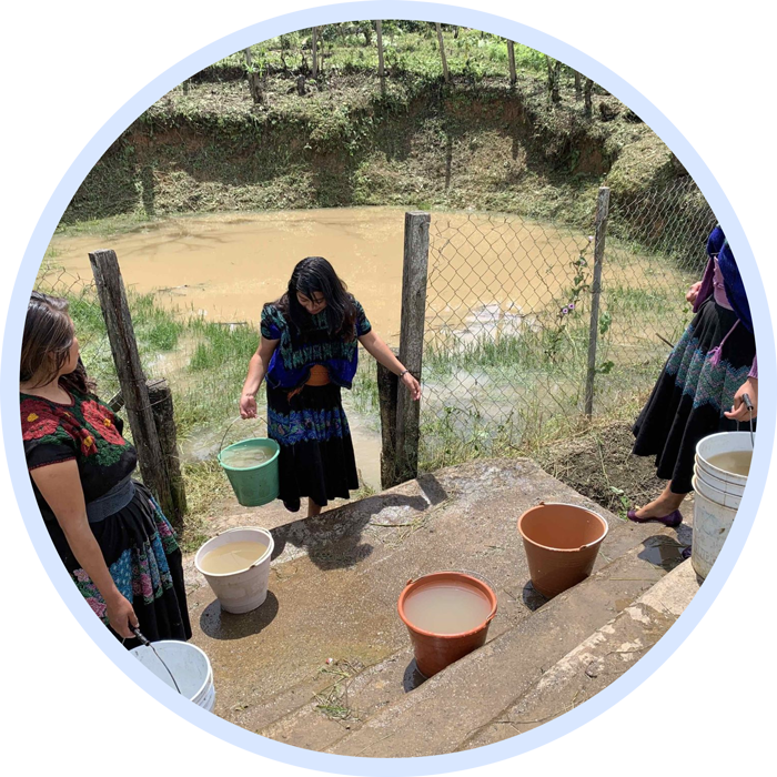 Mujeres con agua insalubre